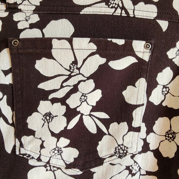 Terra and Sky Plus Size Soft Black Floral Capris Leggings Size 3X (24W-26W) - Picture 6 of 7
